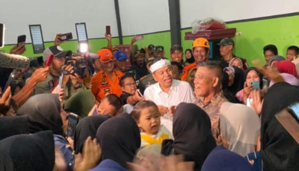 Dedi Mulyadi - Gubernur Jawa Barat - Meninjau Langsung Korban Longsor Didesa Pasir Munjul Kecamatan Sukatani