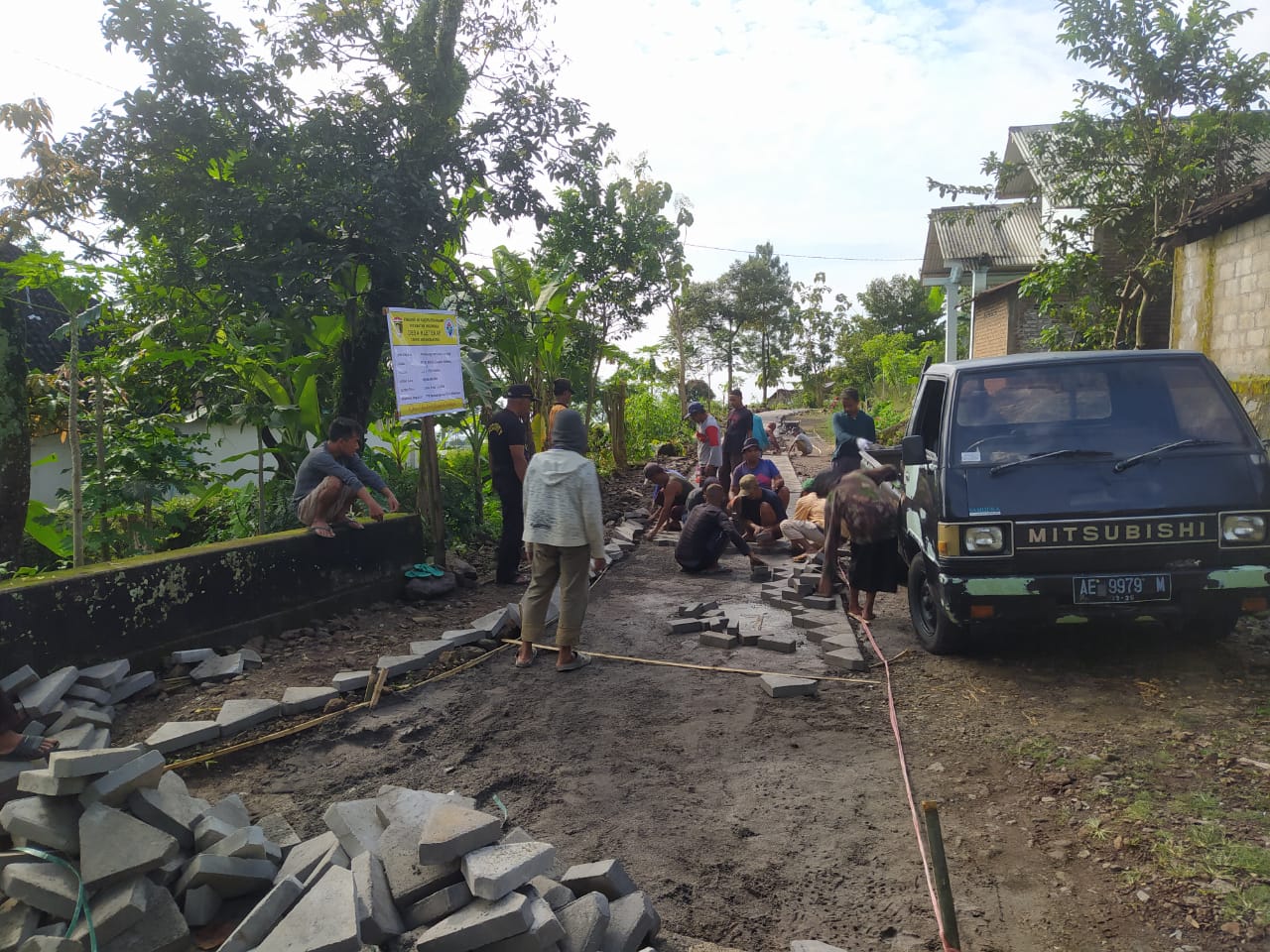 Demi Kenyamanan Warga Pemerintah Desa Kletekan Tingkatkan Pembangunan Pavingisasi Jalan
