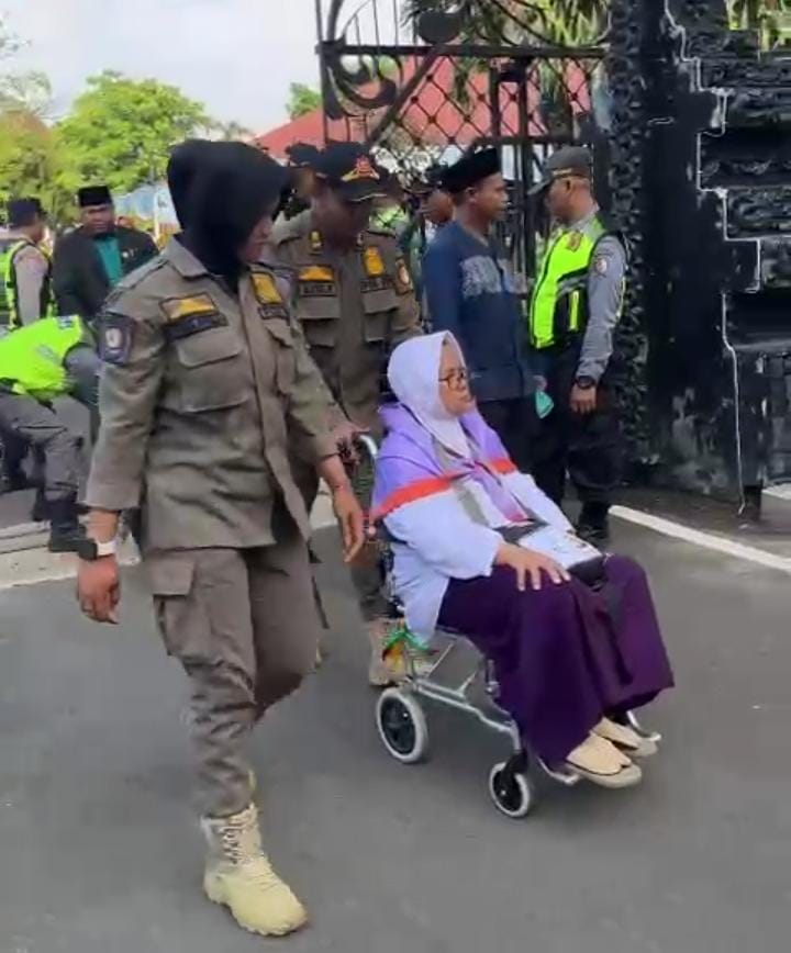 Dengan Sepenuh Hati Sat Pol PP Bojonegoro Adakan Giat Pengamanan Keberangkatan Jamaah Haji Ketanah Suci