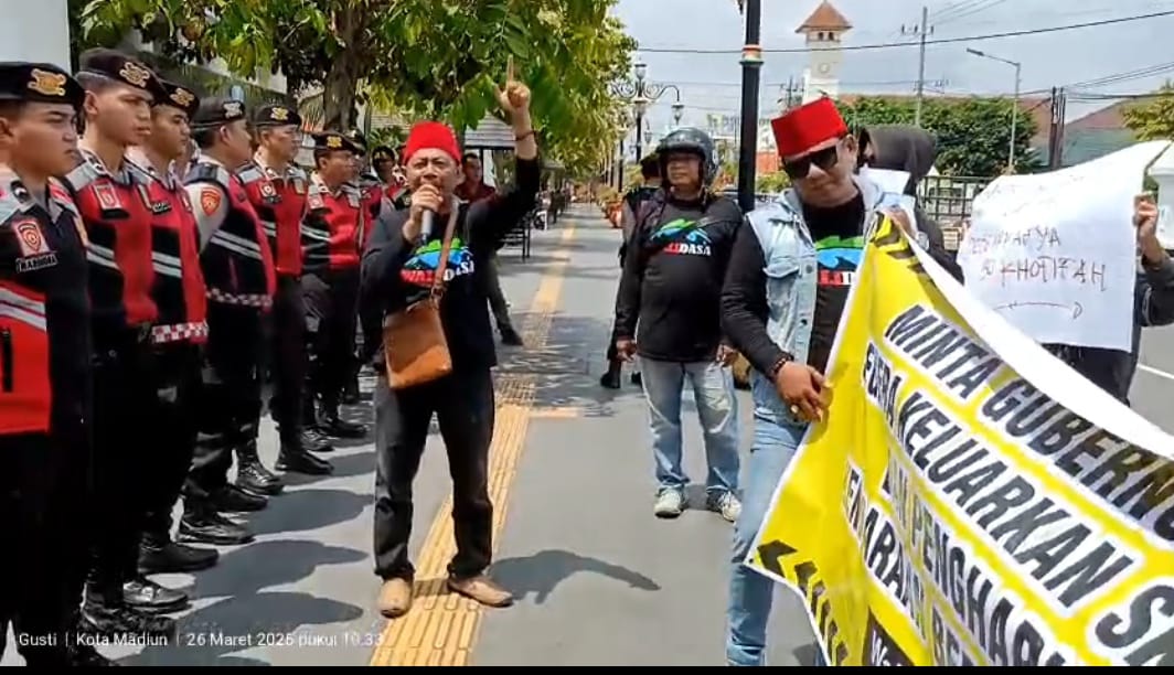 Desak Pengampunan Pajak Kendaraan, LSM Walidasa Madiun Gelar Aksi di Bakorwil
