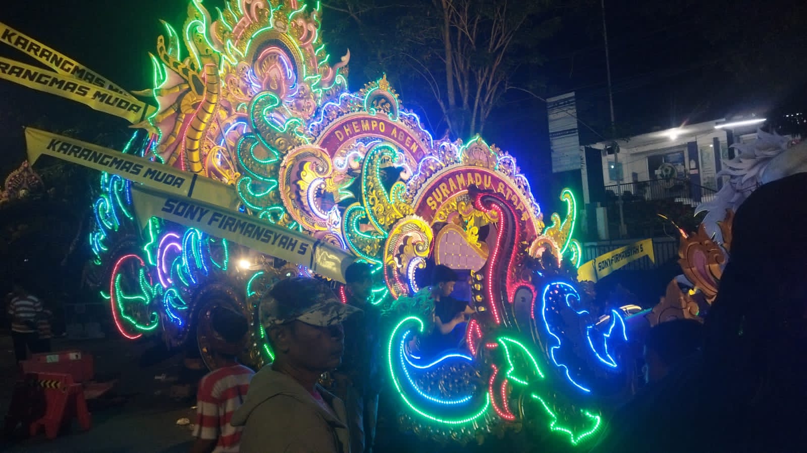Dhempo Abeng" Tampil Memakau Difestival Parade Musik Daol 2025 Sampang