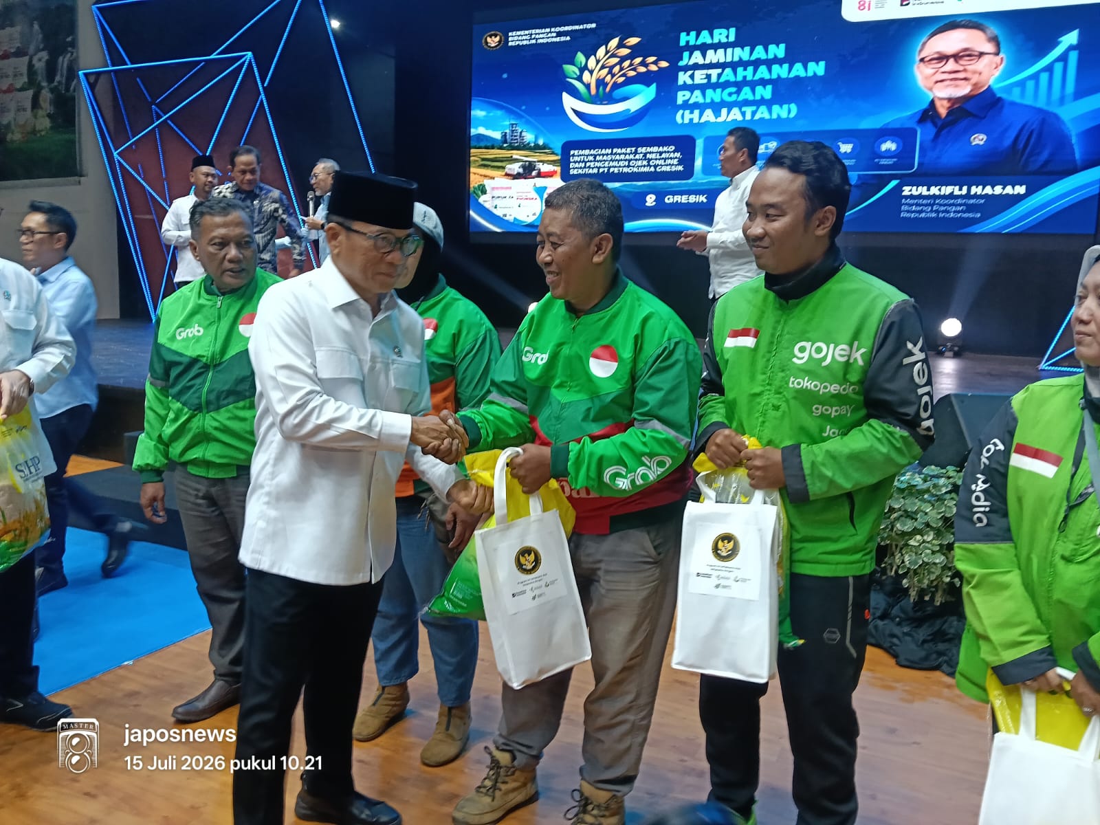 Di Hari Pangan Nasional, Bupati Gresik Bersama Menko Kolaborasi Bagikan Ratusan Paket Sembako