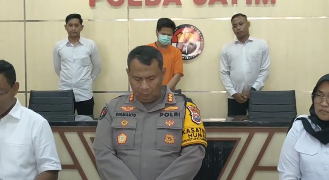Dihadirkan Polisi dalam Jumpa Pers, Mantan Ketua BNPM Surabaya Nyaris Pingsan