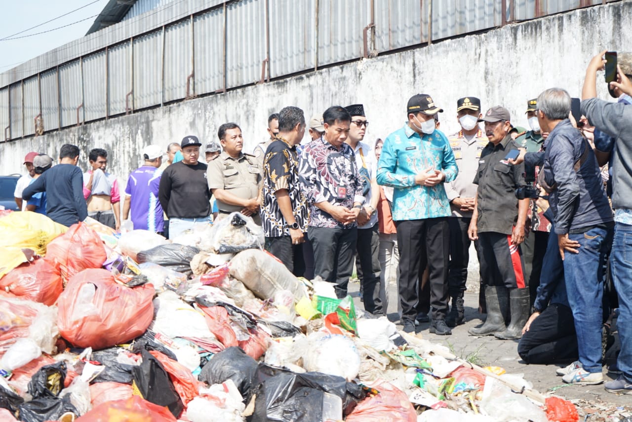 Dikeluhkan Warga, Pemkab Sidoarjo Gerak Cepat Ambil Alih Penanganan TPS3R Ngampelsari Sidoarjo