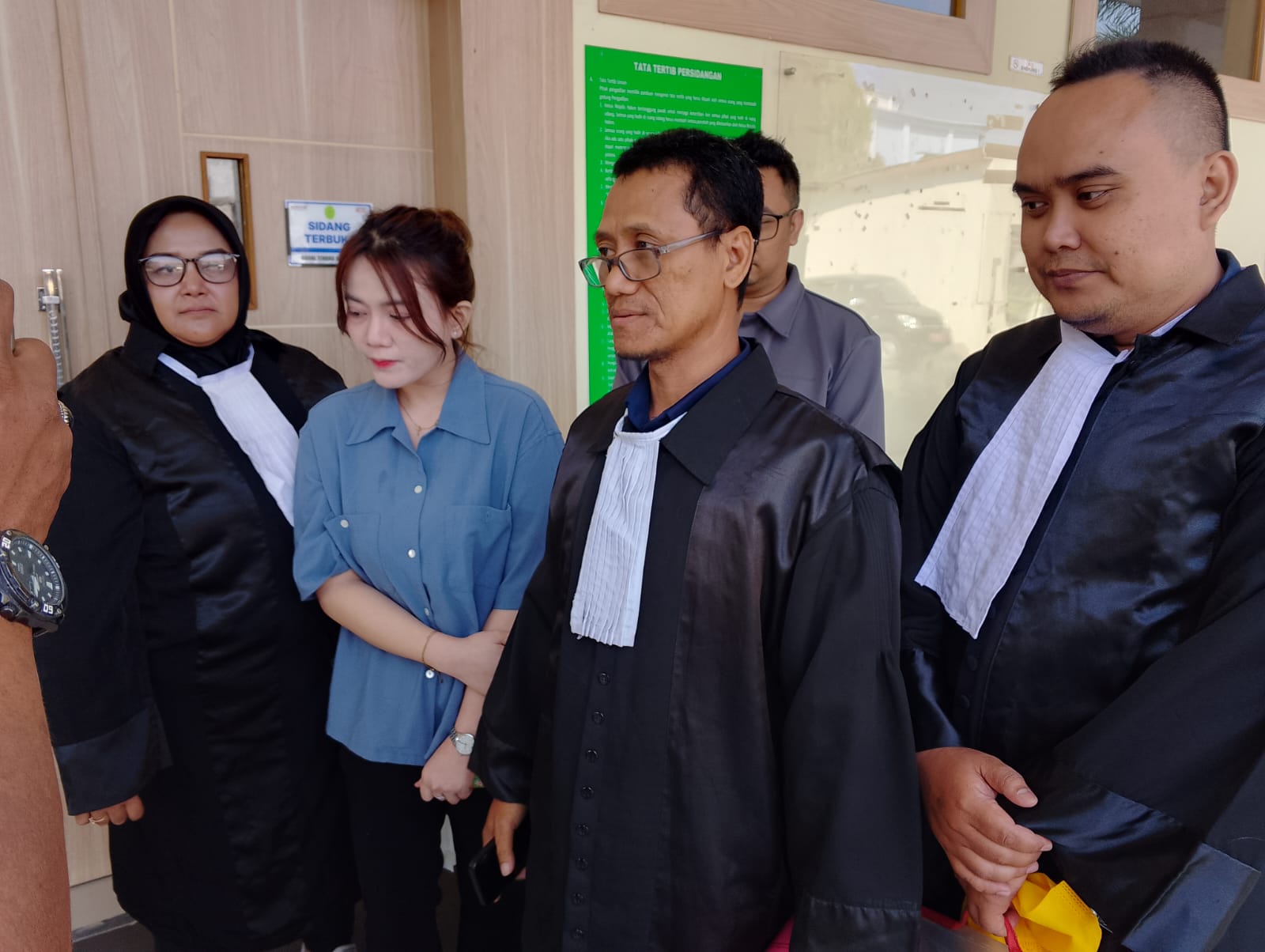 Diperlakukan Istimewa, Hakim PN Gresik Putus Bebas Selebgram Cantik Asal Sidayu, Tuai Polemik Para Korban