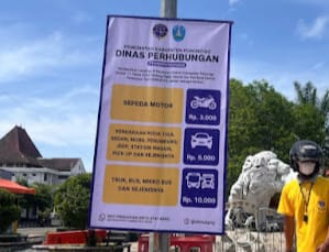Dishub Ponorogo Pasang Benner Besaran Tarif Parkir, Laporkan !! Jika Ada Yang Melanggar