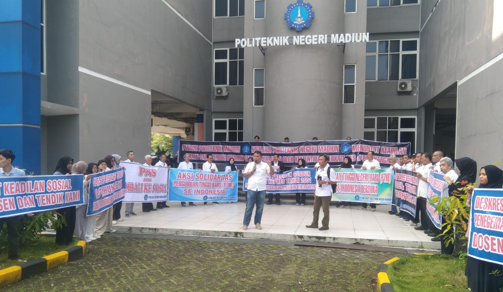 Dosen dan Tendik Politeknik Negeri Madiun Gelar Aksi Damai Tuntut Diangkat Jadi PNS, Kami Bagian dari Negara, Tapi Terlupakan