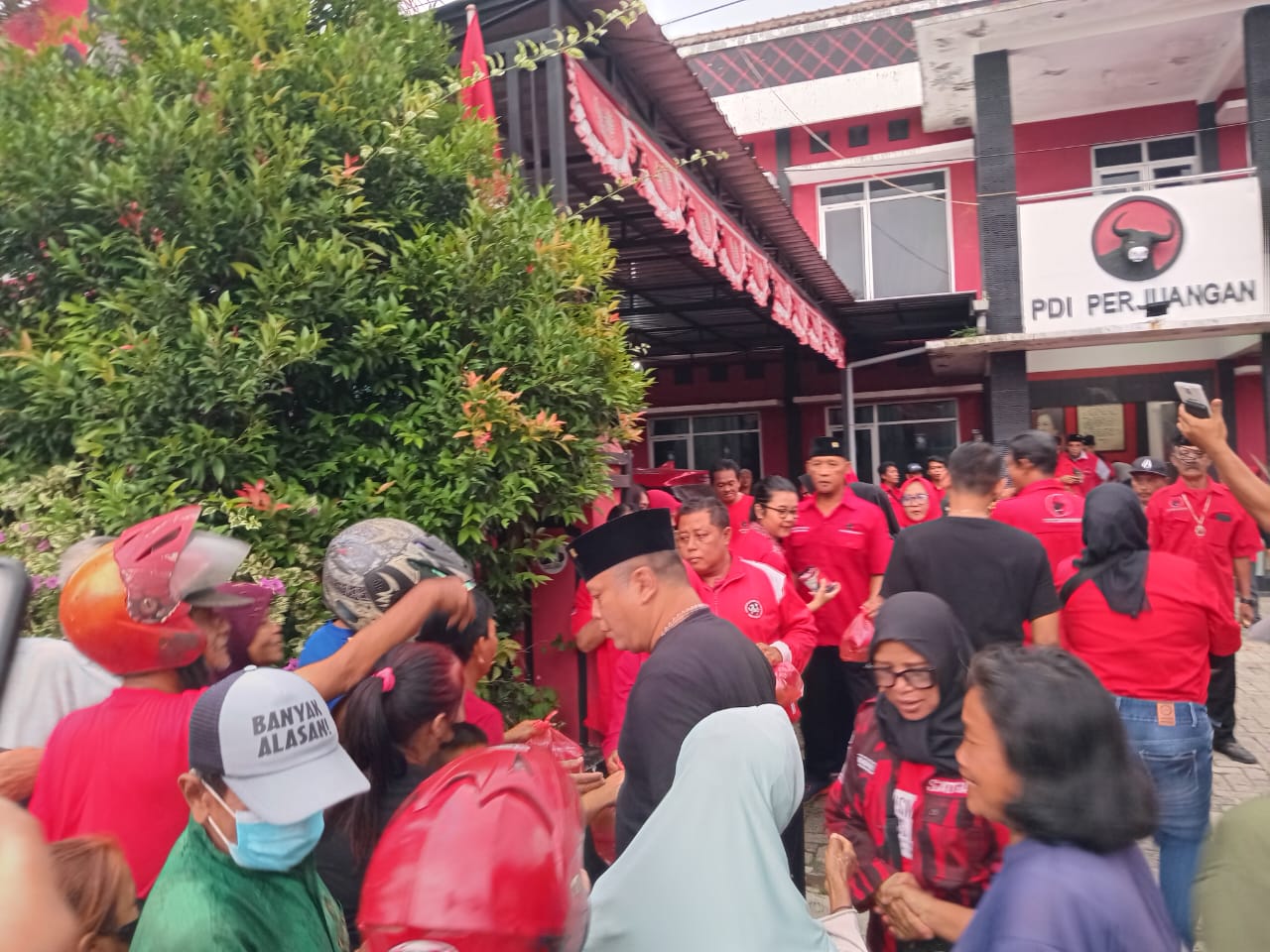 DPC PDI Perjuangan Kota Madiun Gelar Aksi Sosial: Ribuan Takjil dan Sembako Dibagikan Gratis