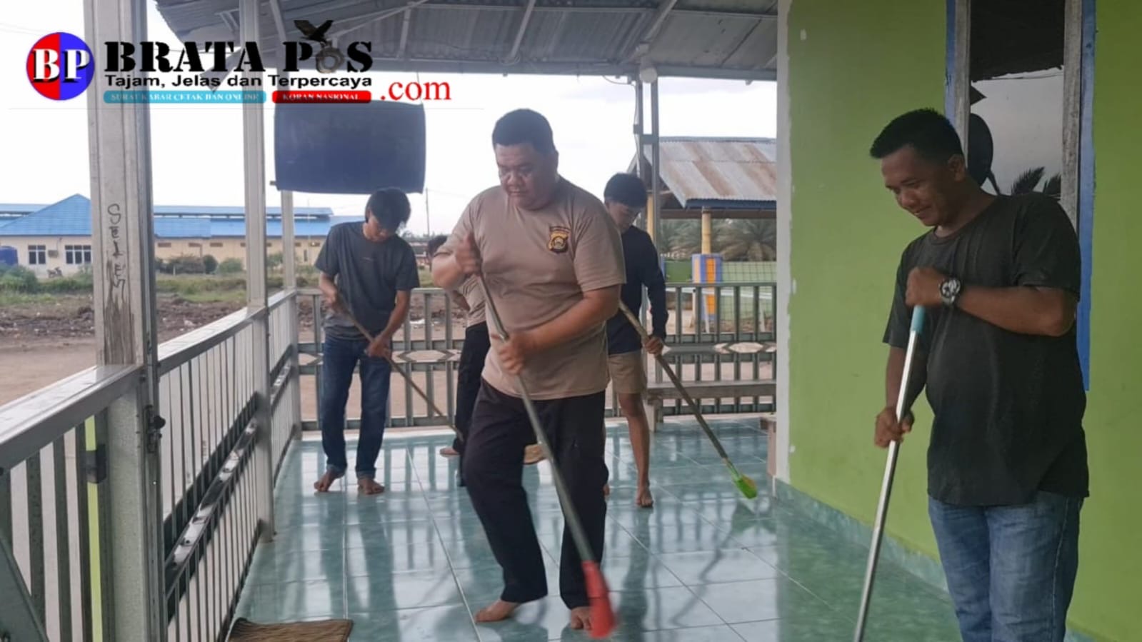 Polsek Lalan Melaksanakan Giat Bakti Sosial, Dalam Rangka Menyambut HUT Bhayangkara ke-78