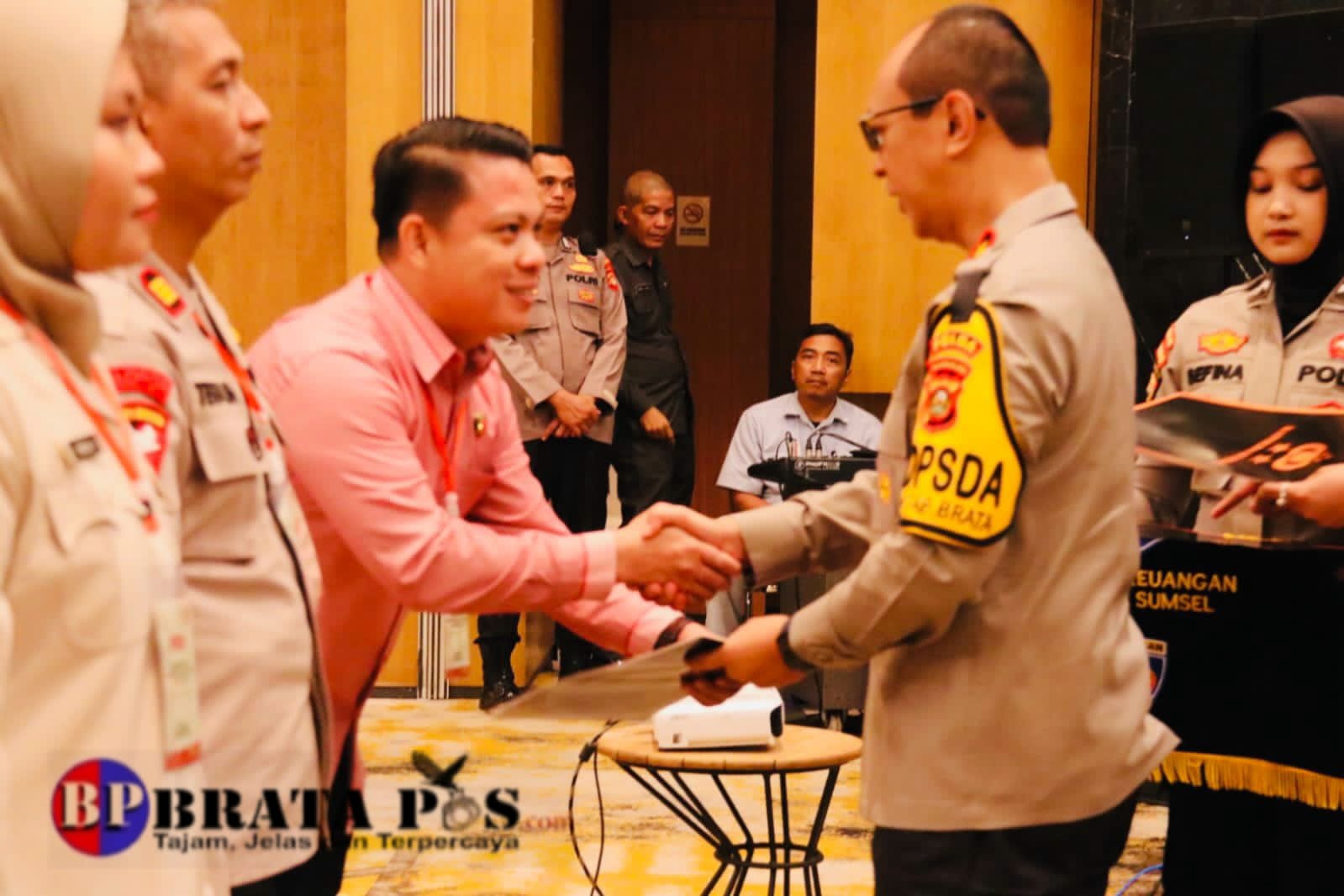 Buka Rakor Bidang Keuangan, Kapolda Sumsel Irjen Rachmad Wibowo Berikan Penghargaan Satker Berprestasi.