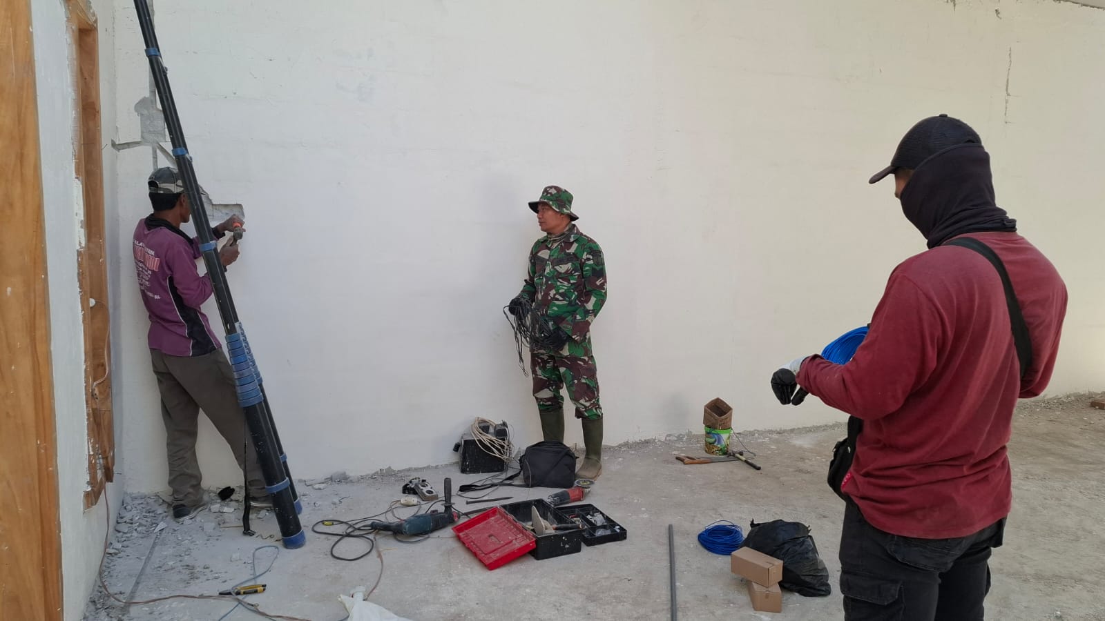 Finishing, Pemasangan Instalasi Listrik Rehab RTLH Jadi Perhatian Satgas TMMD, Demi Keamanan Penguhi