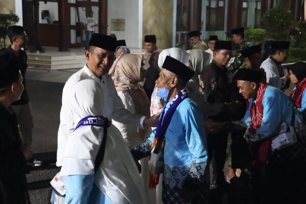 Forkopimda Melepas Keberangkatan Sebanyak 432 Calon Jemaah Haji (CJH) Asal Kabupaten Bojonegoro