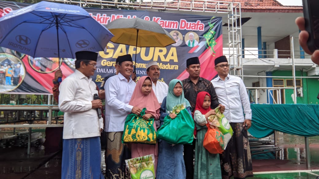 GAPURA Bagi-Bagi Sembako Gratis Saat Hujan Deras,Ratusan Warga Pamekasan Berdesakan