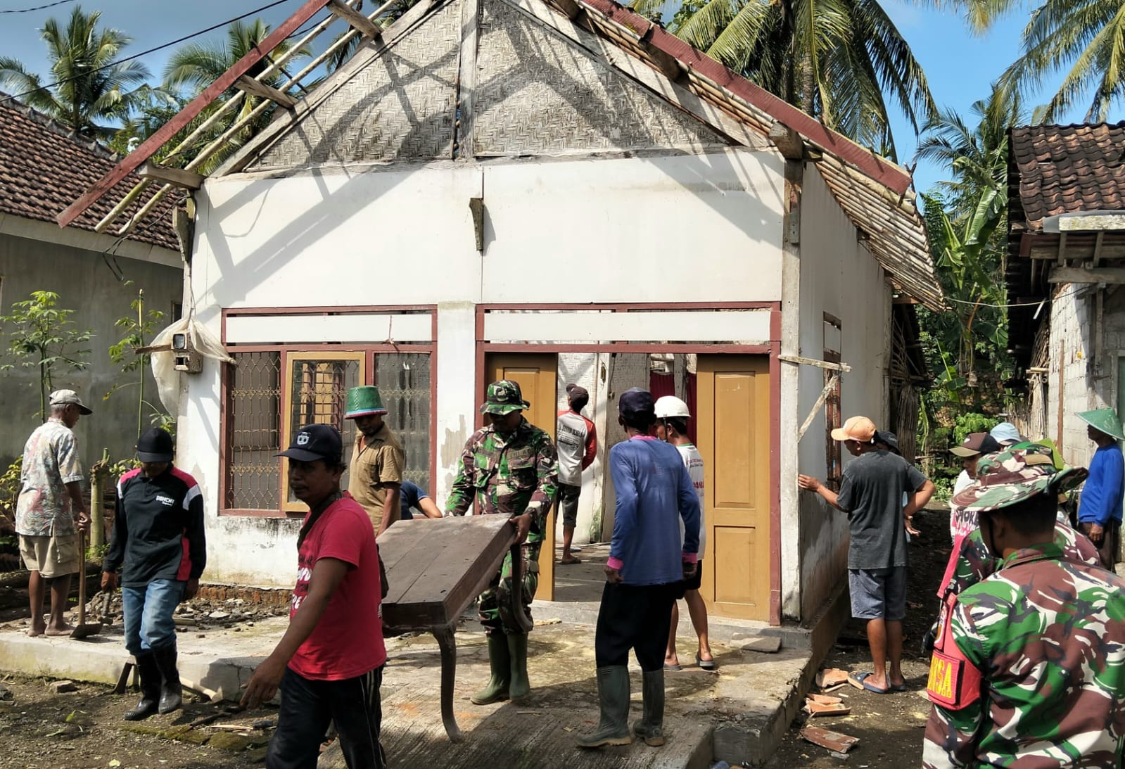 Gotong Royong TNI dan Warga Siliragung, Renovasi Rumah Tidak Layak Huni Warnai Pra-TMMD ke-125 Banyuwangi