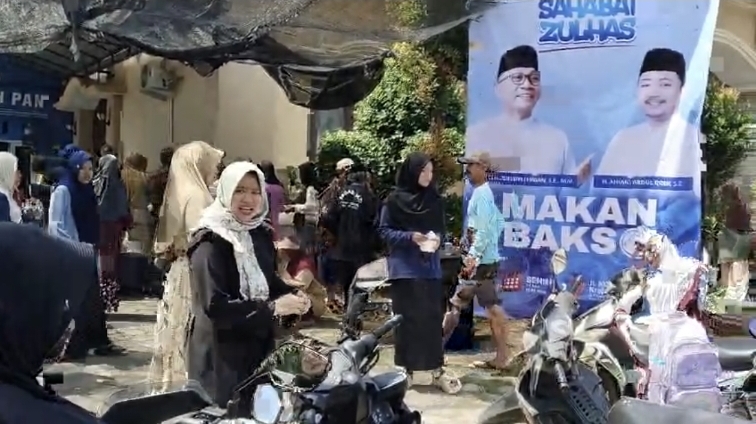 Gus Qodir Konsisten Gelar Makan Bakso Gratis di Kotaanyar Probolinggo