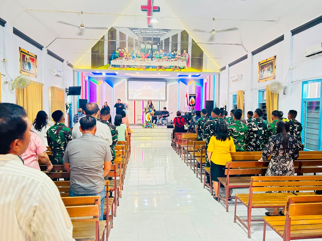 Hari Minggu, Anggota Satgas Umat Nasrani Membaur Dengan Warga Laksanakan Ibadah di Gereja