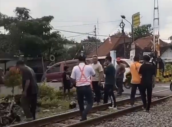 Insiden Motor Tertemper oleh Kereta Api Malioboro Ekspres di Perlintasan Sebidang Magetanl, KAI Imbau Masyarakat Tingkatkan Kewaspadaan