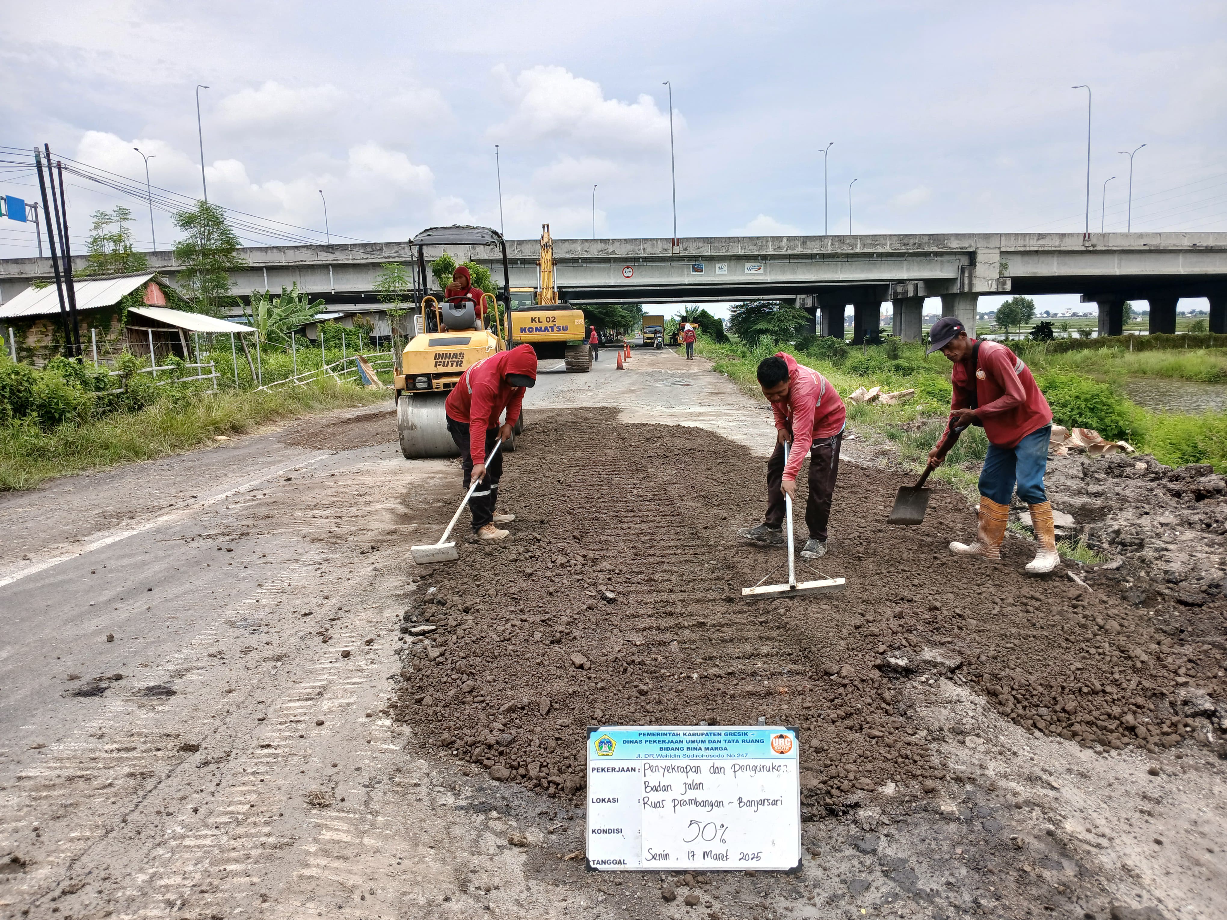 Jalan Banjarsari-Prambangan Mengalami Penurunan, Tim URC Bina Marga DPUTR Gresik Ganti Lapis Pondasi Atas