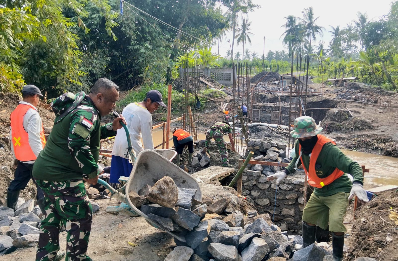 Jembatan Harapan di Siliragung: Pra-TMMD ke-125 Kodim 0825 Banyuwangi Dorong Akses dan Kesejahteraan Warga