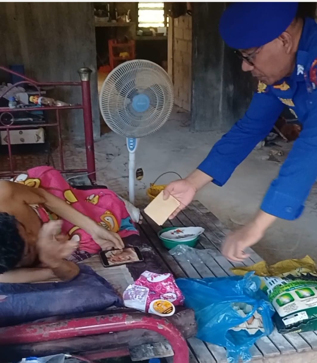Jumat Berkah, Ka Pos Marnit Pol Airud Kundur serah kan Bantuan kepada  pederita  Diabetes