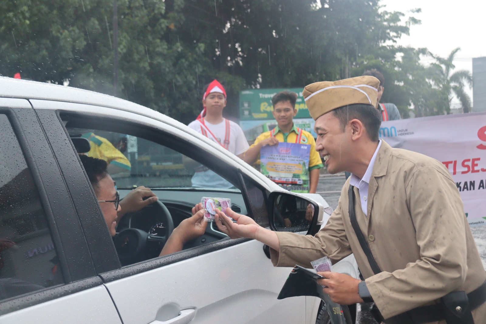 KAI Daop 7 Madiun dan Railfans Ajak Masyarakat Jadi “Pahlawan Keselamatan” di Perlintasan Sebidang