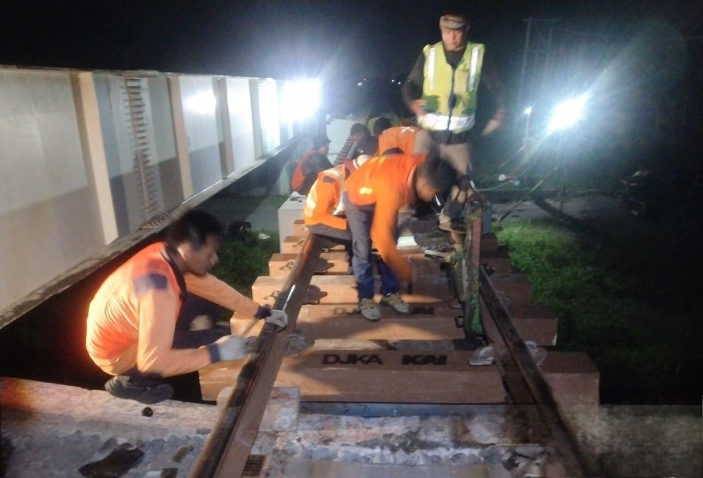 KAI Daop 7 Madiun Terapkan Bantalan Sintetis, Kurangi Penggunaan Kayu Demi Lingkungan