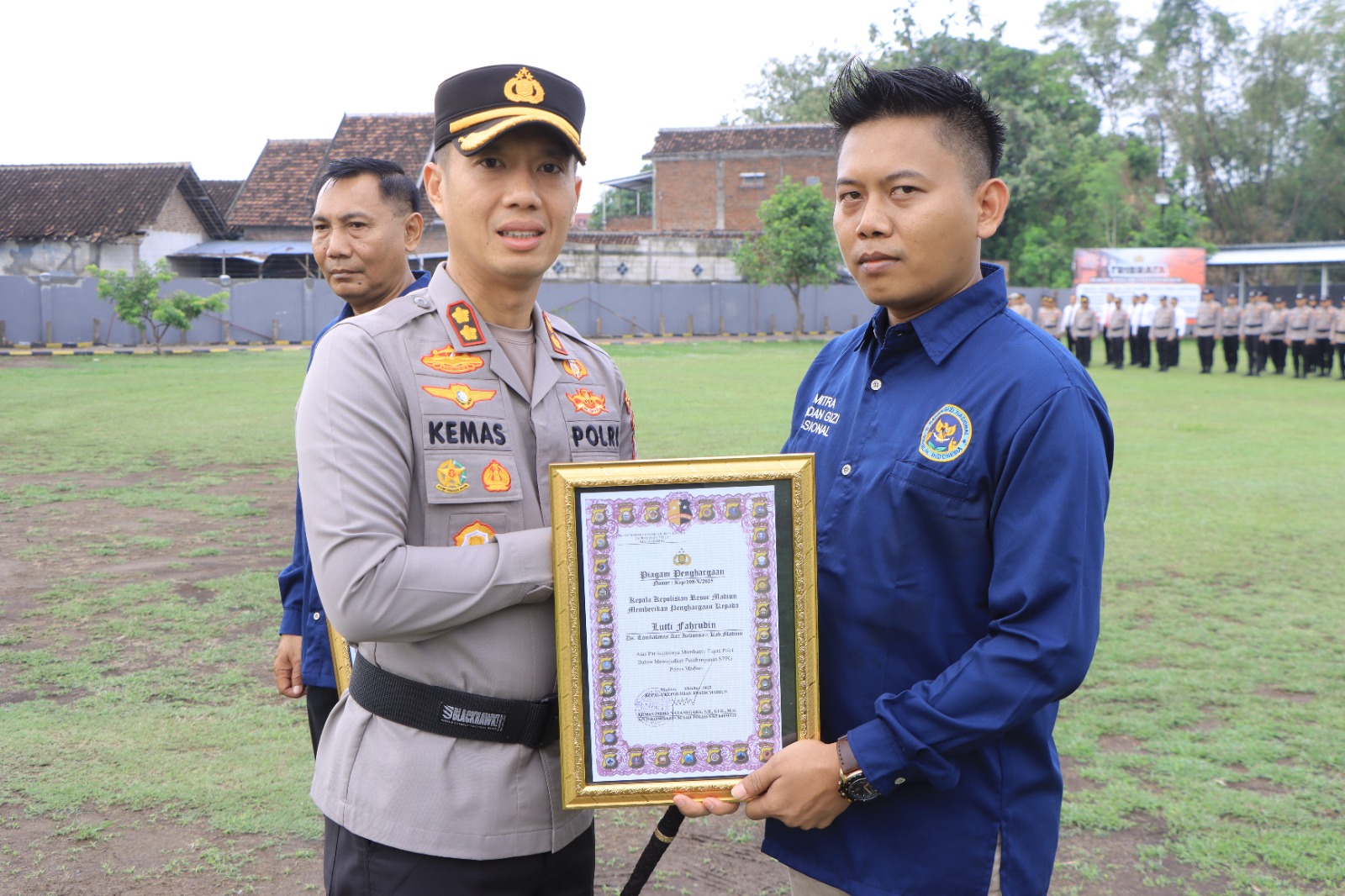 Kapolres Madiun, Berikan Penghargaan kepada Warga yang Dukung Pembangunan SPPG