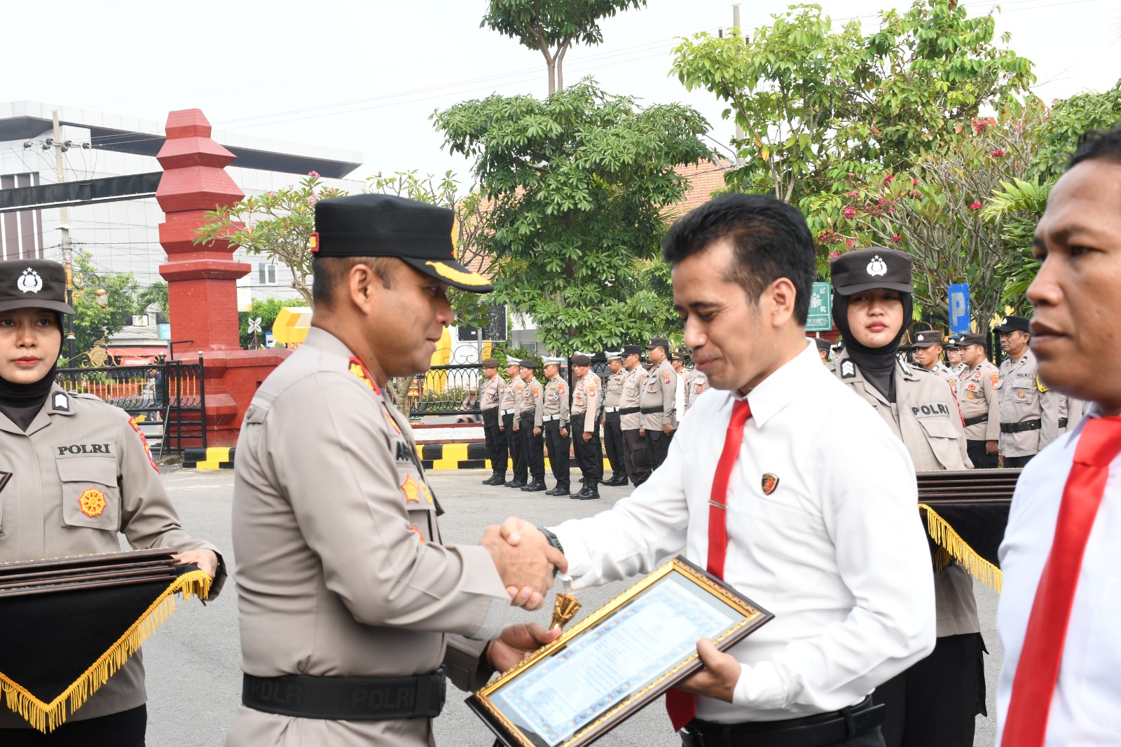 Kapolres Madiun Kota Pimpin Upacara Penghargaan bagi Personel Berprestasi Periode April 2025