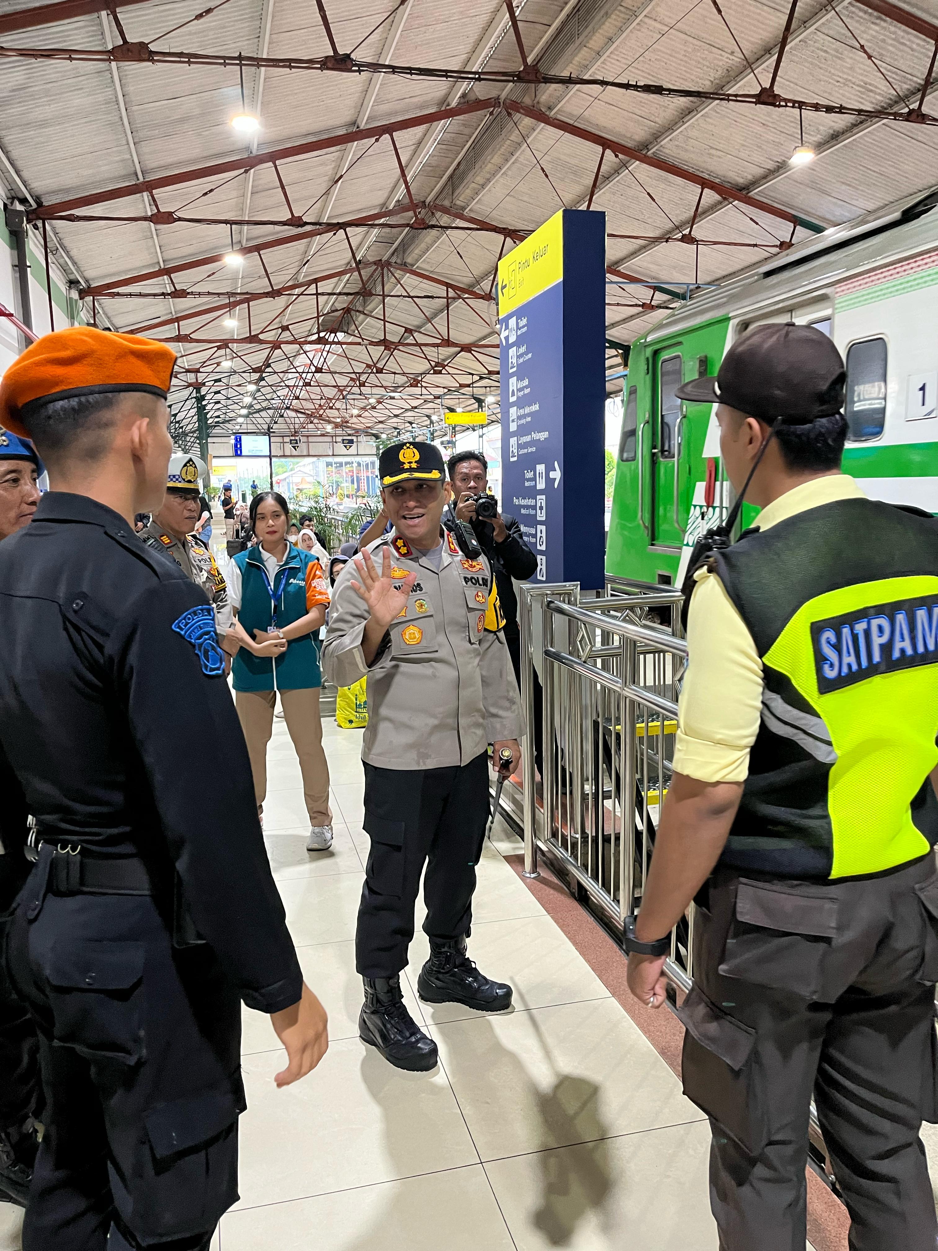 Kapolres Madiun Kota, Tinjau Keamanan dan Kelancaran Arus Balik di Stasiun Kereta Api Madiun