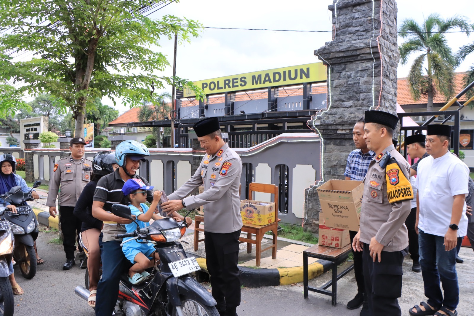 Kapolres Madiun Pimpin Aksi Sosial, Ribuan Takjil Gratis Dibagikan ke Pengendara