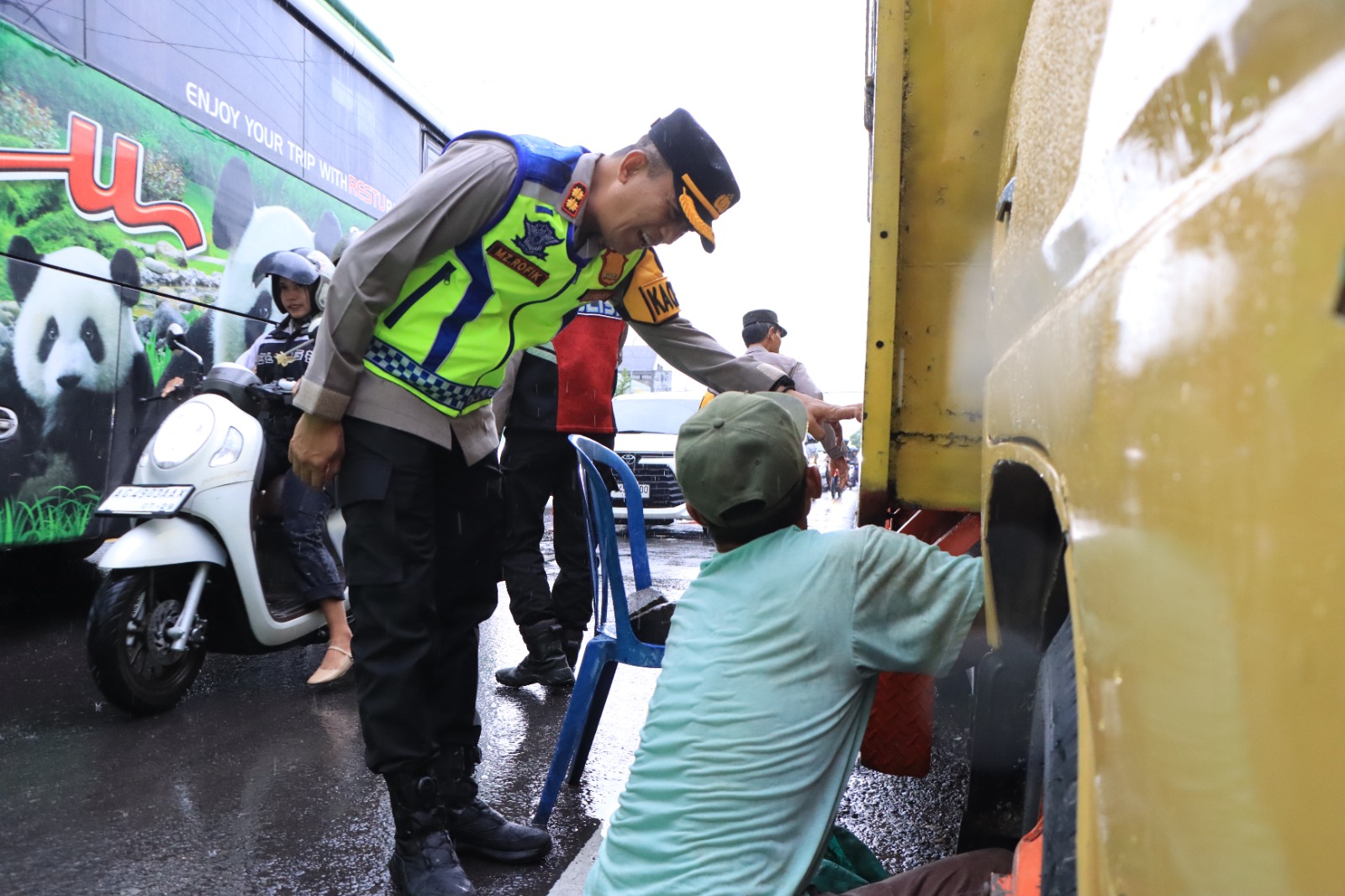 Kapolres Madiun, Pimpin Pengamanan Arus Balik Lebaran di Tengah Hujan Deras
