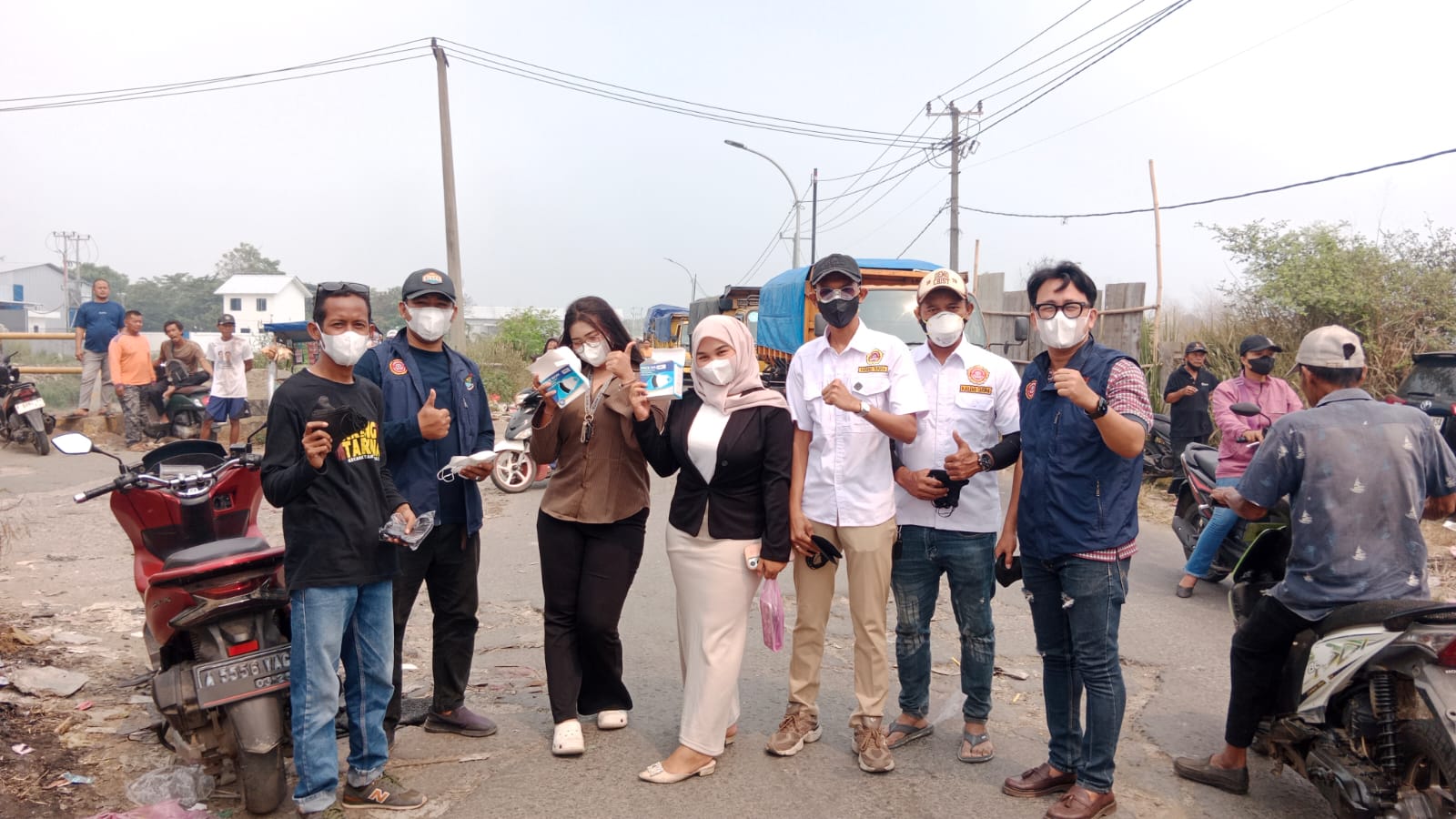 Karang Taruna Kab. Tangerang Bagikan Masker Gratis untuk Warga Terdampak Asap Kebakaran TPA