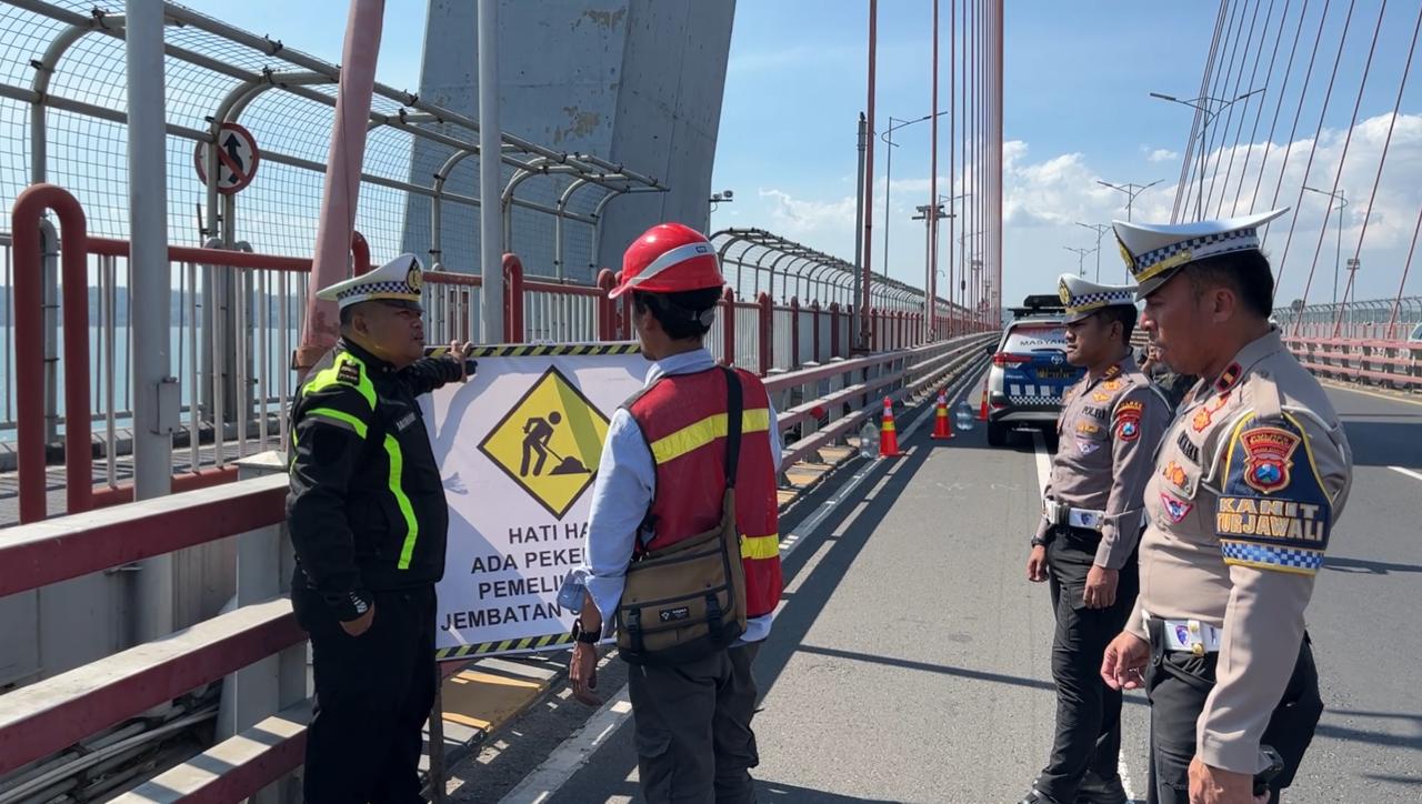 Kasat Lantas Terjun Langsung Cek Lokasi Pengerjaan di Jembatan Suramadu