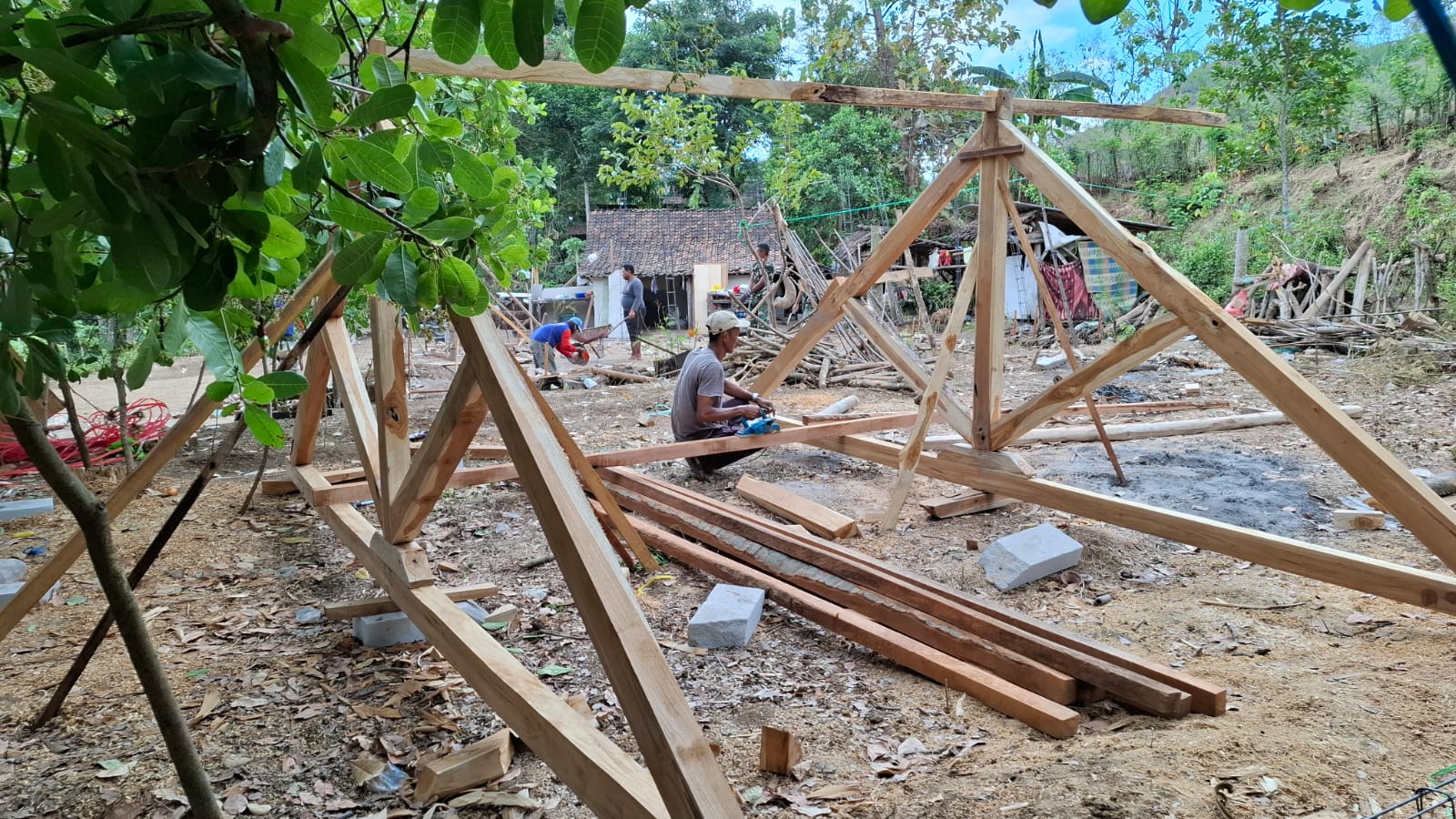 Kayu Jati Jadi Bahan Utama Rangka Atap Untuk Rehab RTLH TMMD 129