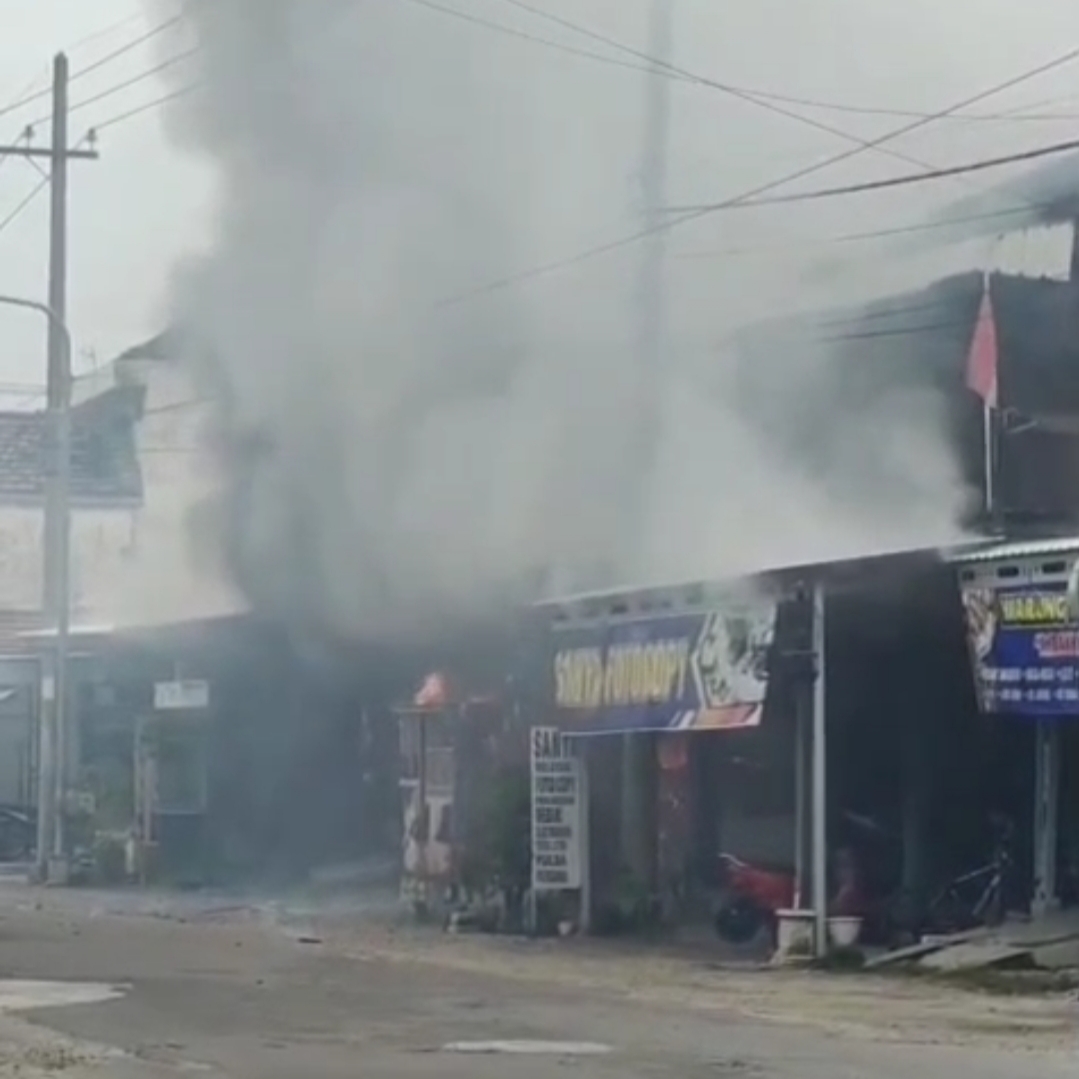 Kebakaran Hebat di Kebonsari Madiun, Bangunan, Mobil Pajero, dan Pertamini Ludes, Rugi Rp1 Miliar