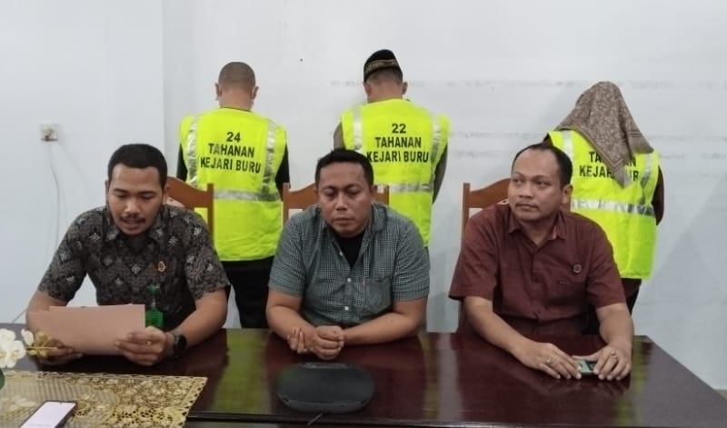 Kejaksaan Negeri Buru Terima Berkas Tersangka Dan BB Pembakaran Kantor KPUD