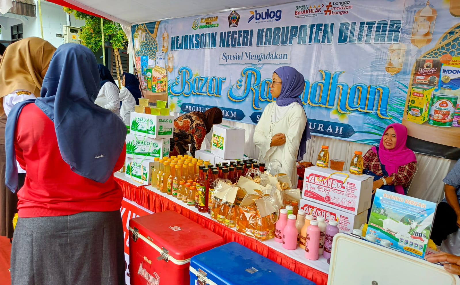 Kejaksaan Negeri Kabupaten Blitar Gandeng Bulog dan UMKM Gelar Bazar Ramadan 1446 H