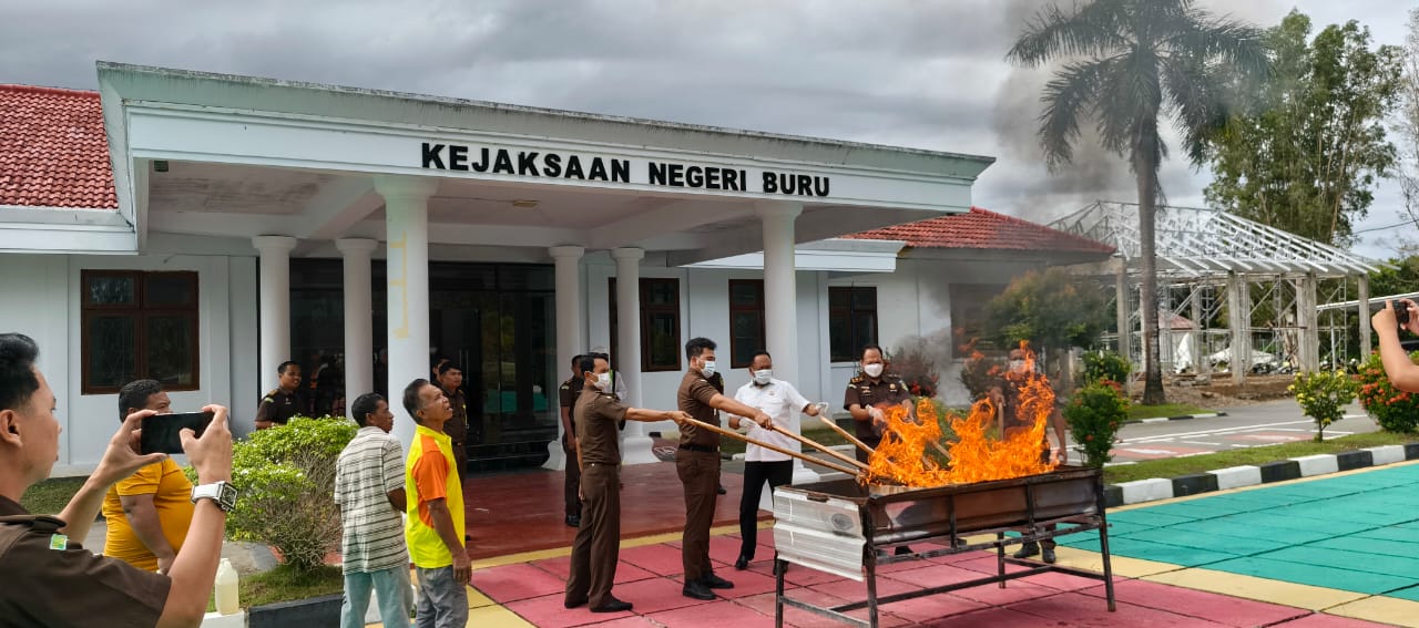 Kejari  Buru Pimpin Pemusnahan  Barang Bukti Perkara Pindana