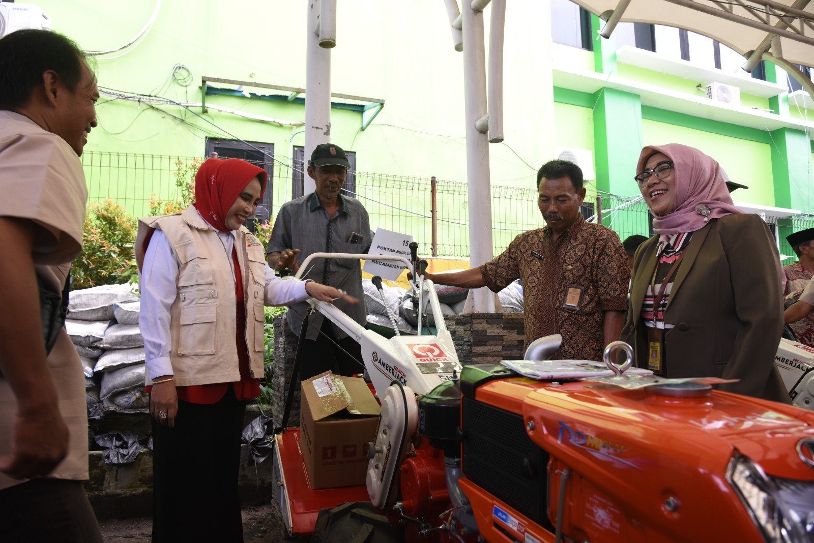 Kelompok Tani Sidoarjo Dapat Bantuan 15 Handtraktor dan 1 Alsintan