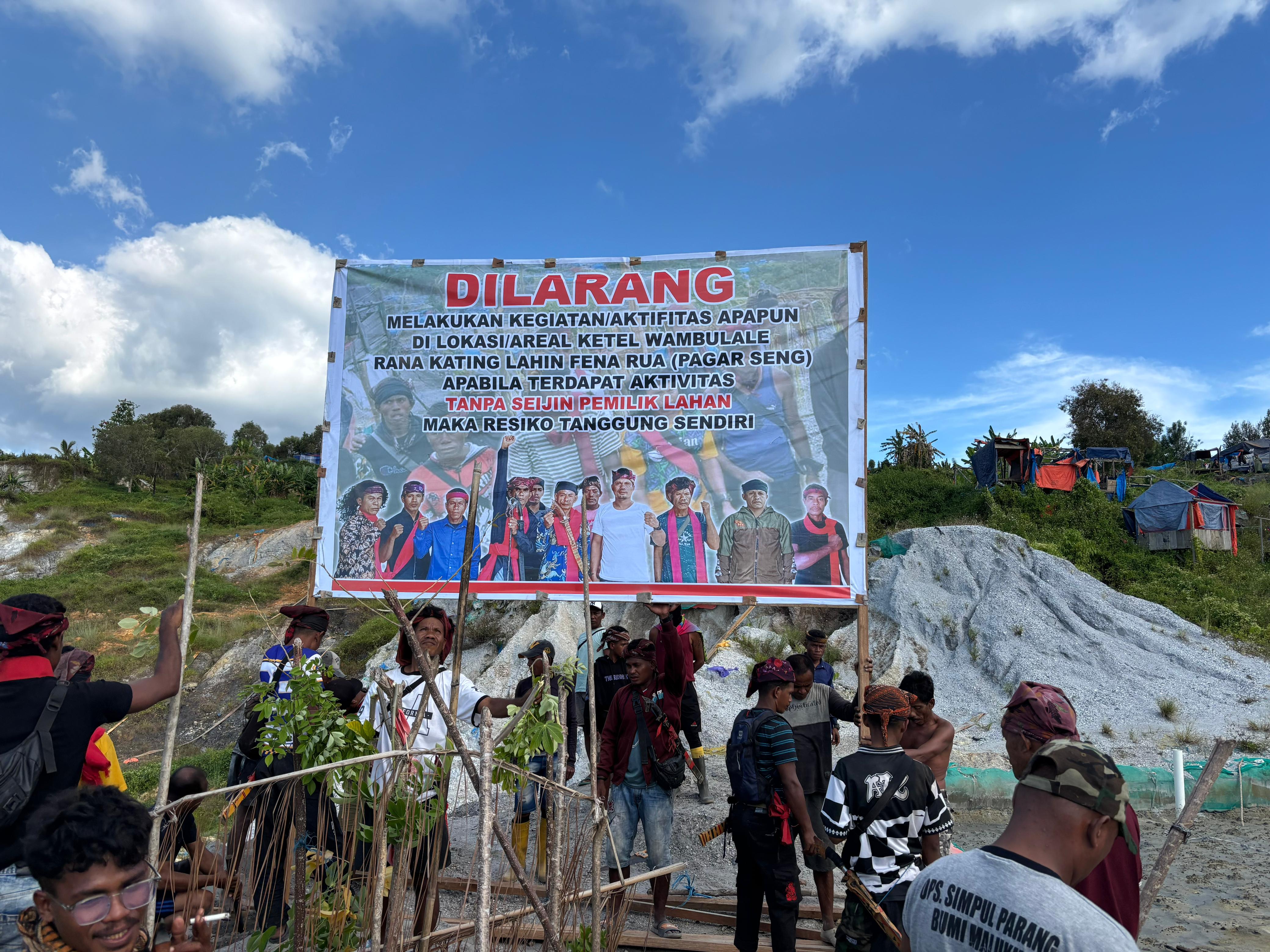 Keluarga Ahli Waris  Samoe Nurlatu Pasang Spanduk Larangan Aktivitas Di Lahan Pagar Seng Gunung Botak