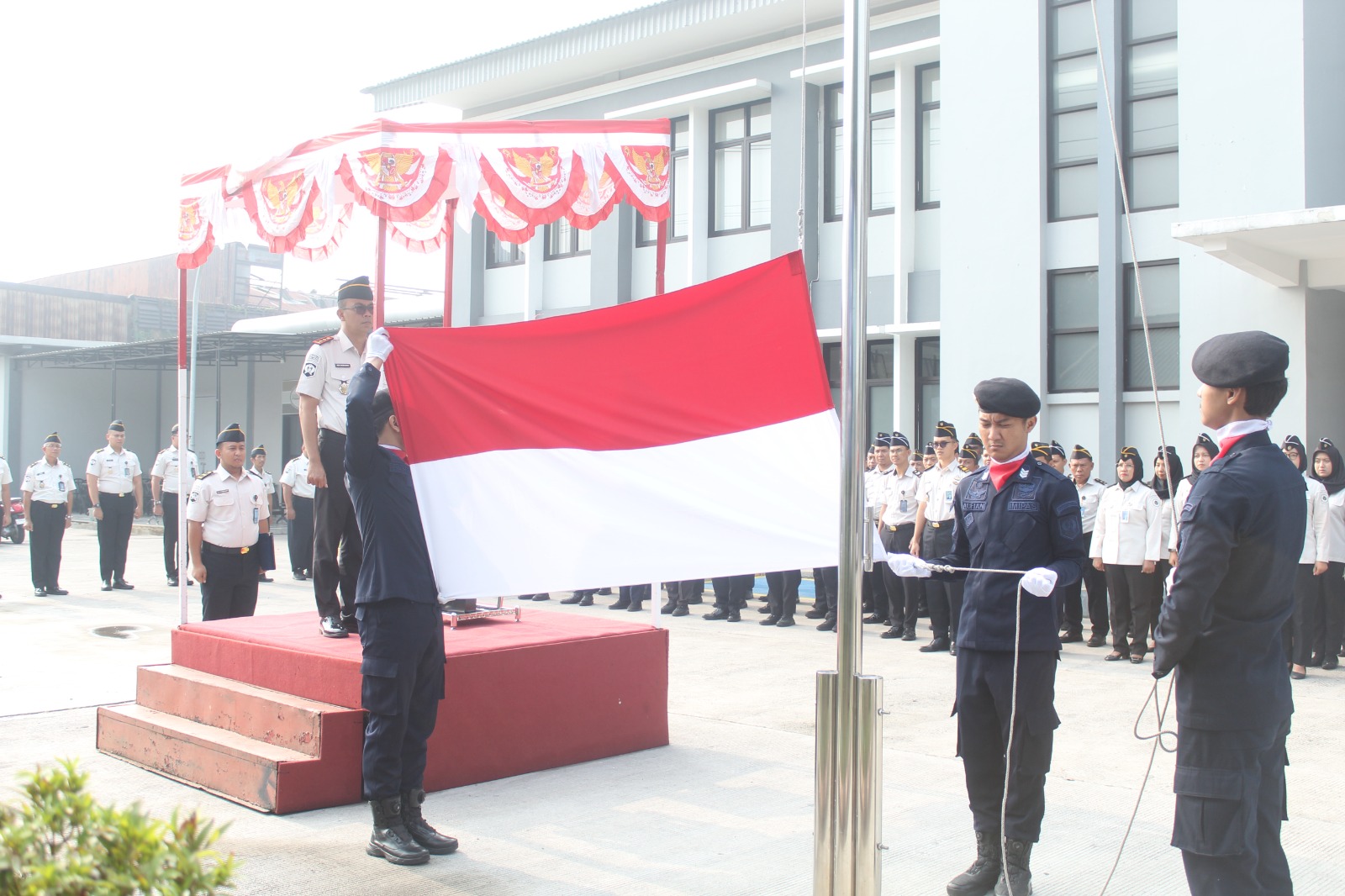 Kepala Rutan Kelas I Surabaya memimpin langsung Upacara Peringatan Hari Sumpah Pemuda ke-98 di Halaman Depan Rutan Kelas I Surabaya