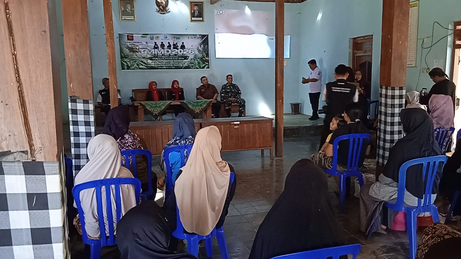 Kolaborasi Satgas TMMD Ke-129 Kodim Ponorogo Bersama Dinas Lingkungan Hidup Gelar Penyuluhan Kebersihan  Lingkungan Rumah