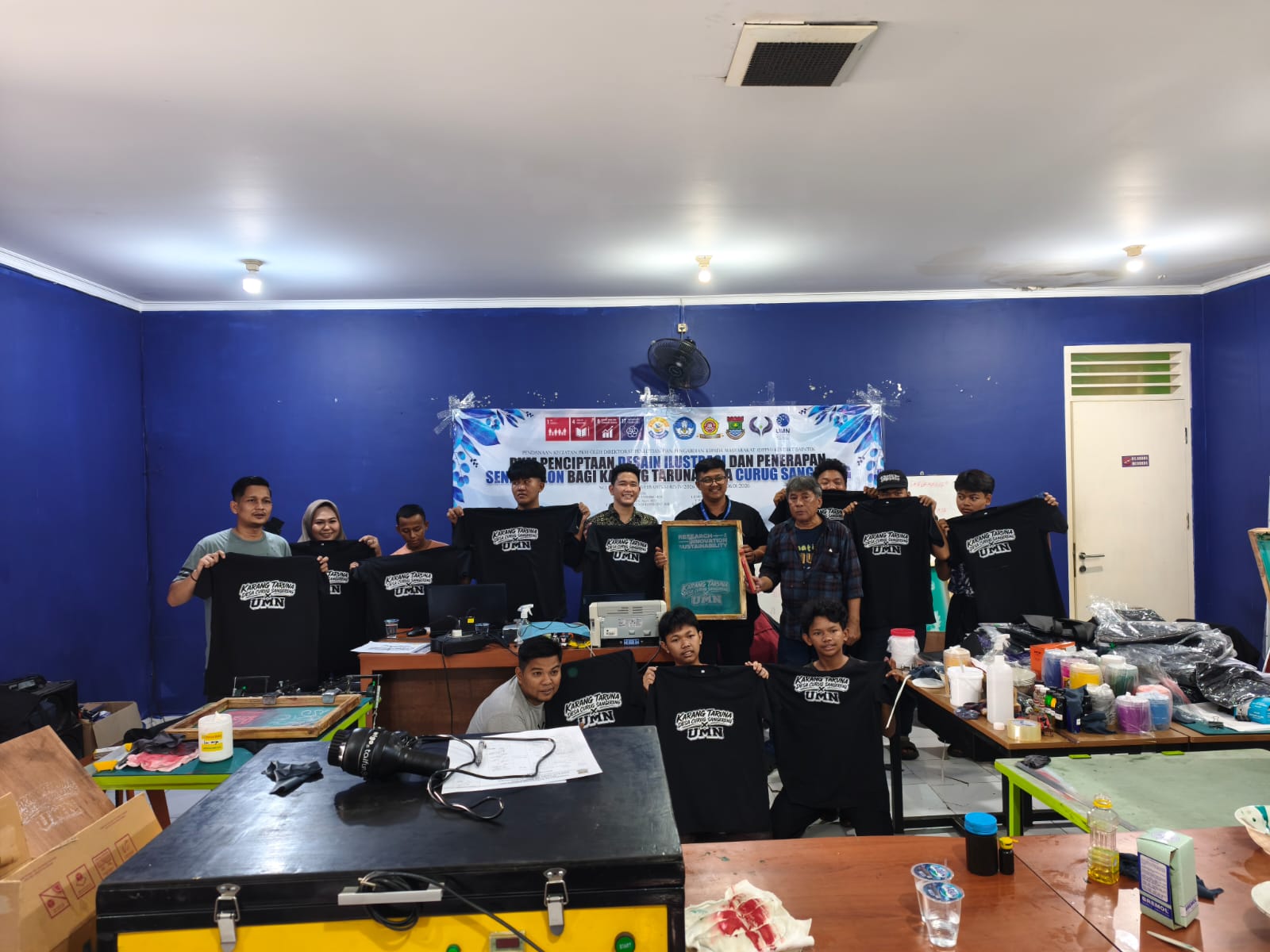 Kolaborasi UMN dan Karang Taruna Desa Curugsangereng Hadirkan Pelatihan Sablon Manual dan Digital