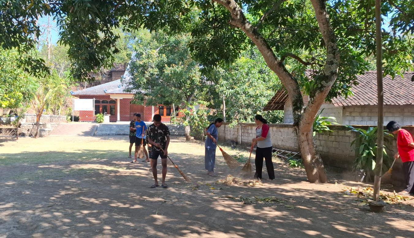 Komunikasi Sosial Anggota Satgas TMMD, Bersama Guru dan Murid Bantu Bersihkan Halaman Sekolah Minggu Vihara Vimalakirti