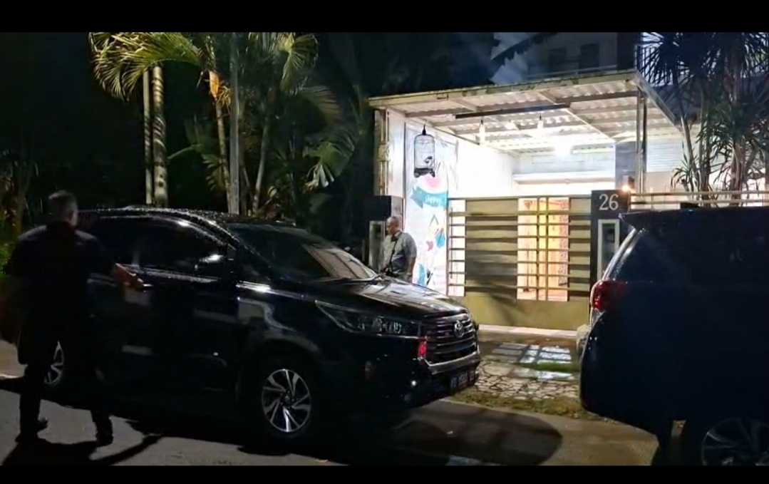KPK Geledah Rumah di Oro-Oro Ombo Kota Madiun, Sita Dua Mobil Mewah Terkait Dugaan Korupsi Fee Proyek dan Dana CSR