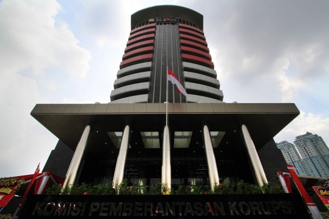 (KPK) menetapkan tiga perusahaan batu bara berinisial PT SKN, PT ABP, dan PT BKS sebagai tersangka kasus dugaan penerimaan gratifikasi