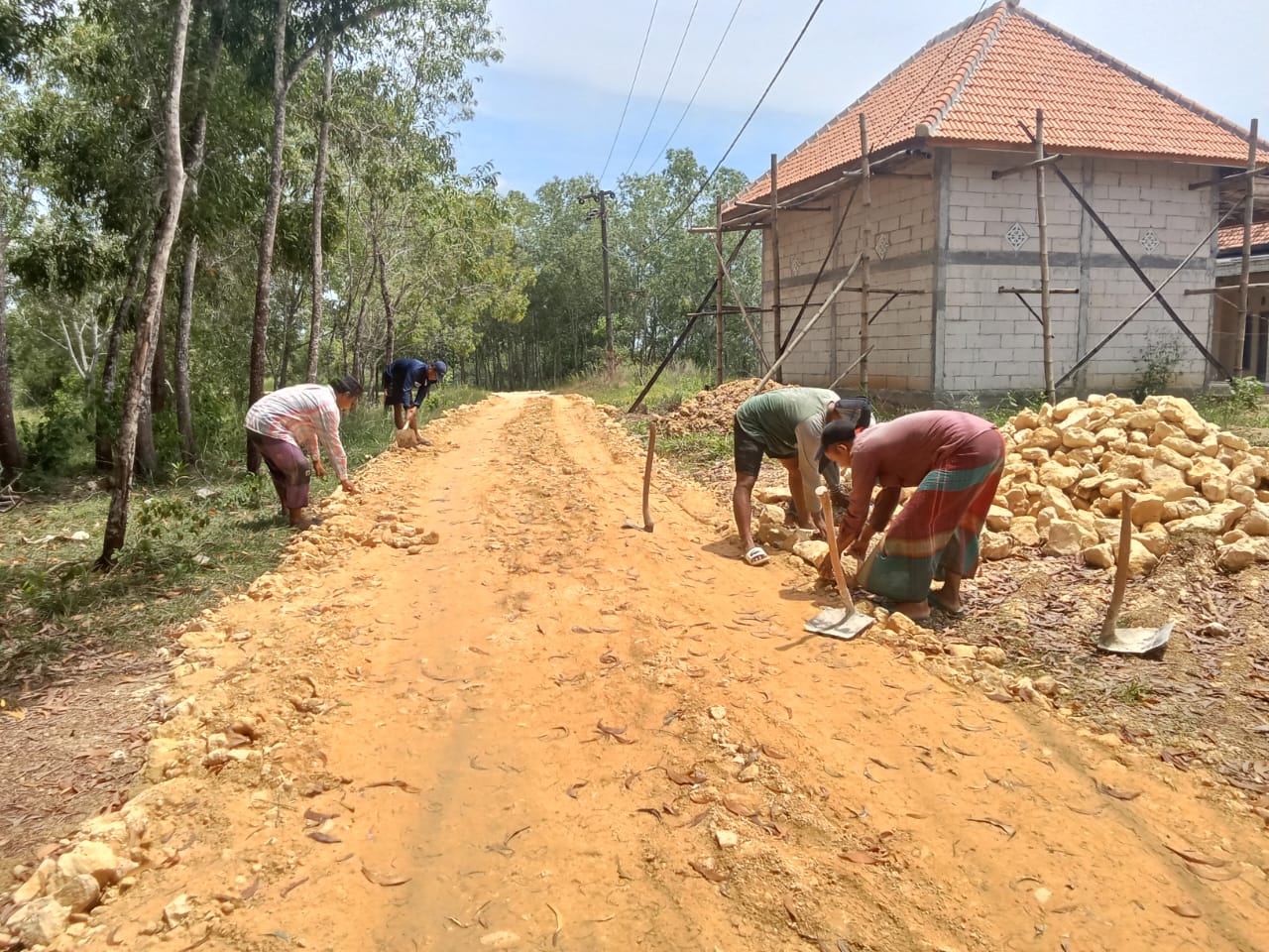 Kurangnya Perhatian Pemerintah Setempat, Warga Gotong Royong Perbaiki Jalan Usaha Tani