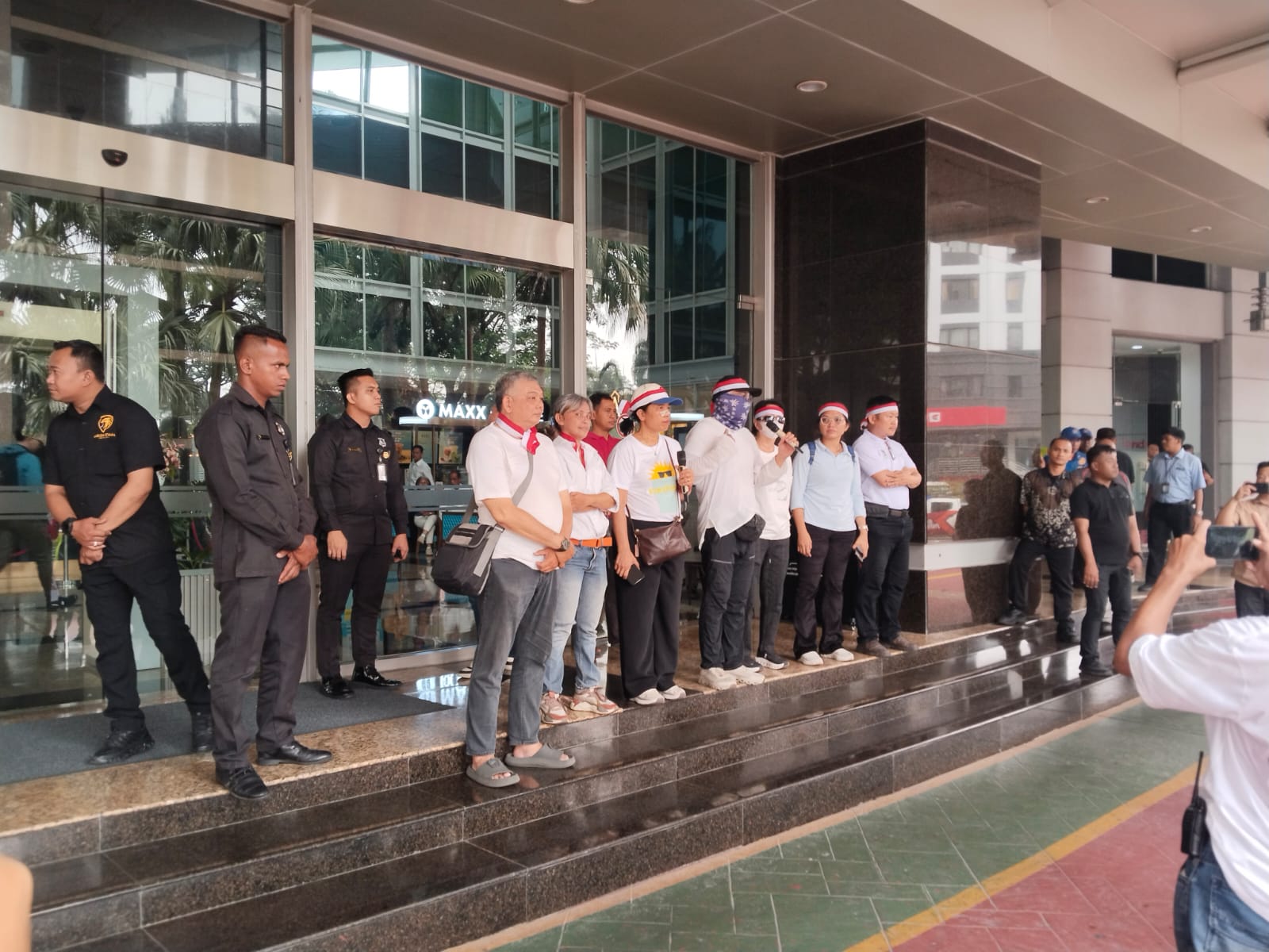 Lelah Menunggu Janji Pengembang Ratusan Warga Lippo Village Gelar Aksi Damai Di Depan Kantor TMD Lippo Karawaci