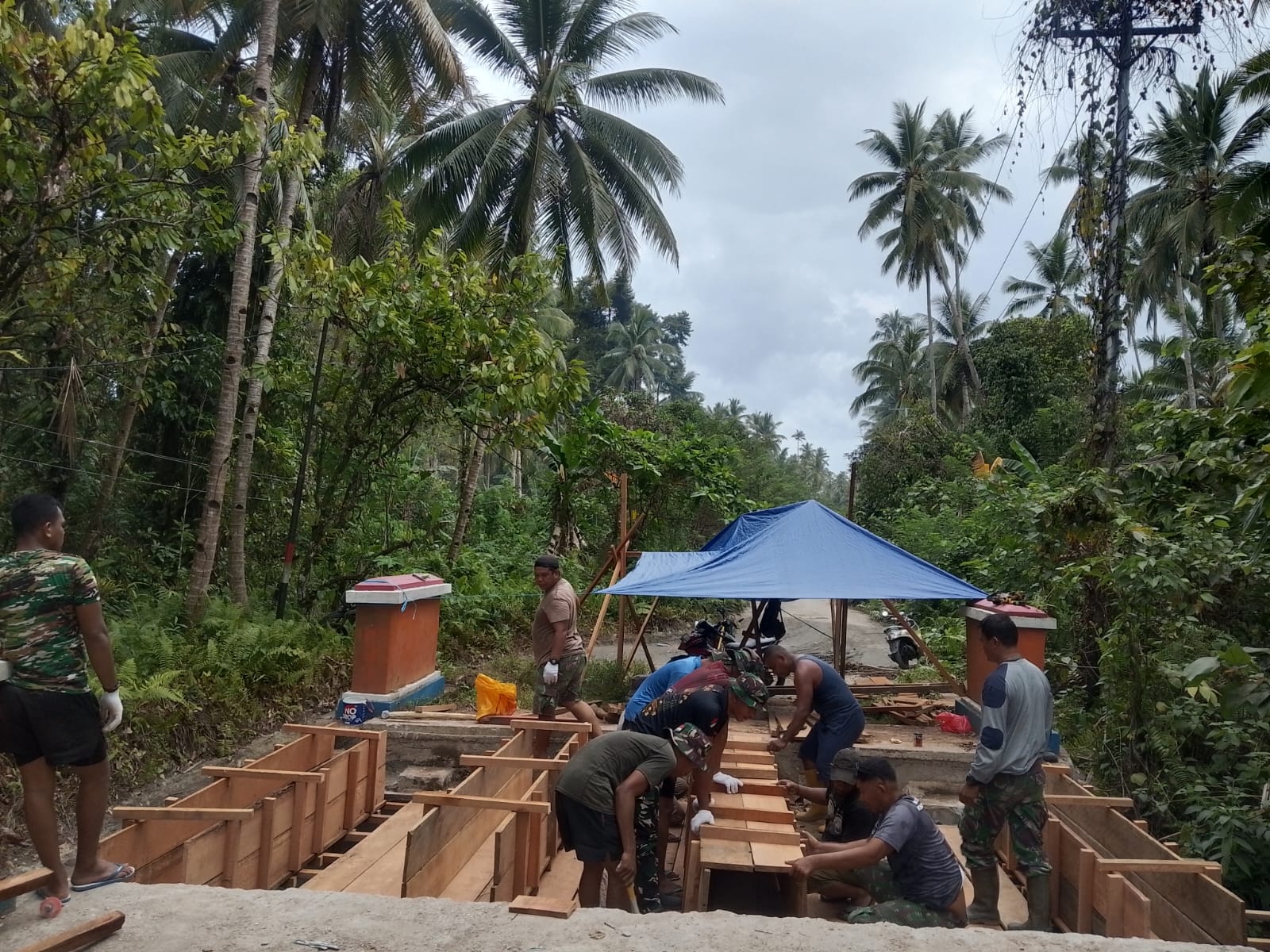 Lewat Karya Bakti TNI Terus Genjot Pembangunan Jembatan Beton Antar Desa Di Bursel