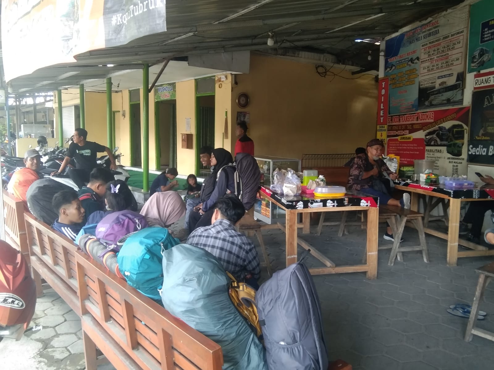 Lonjakan Arus Balik Lebaran di Terminal Purboyo Kota Madiun, Ribuan Pemudik Padati Terminal, Pedagang Raup Keuntungan